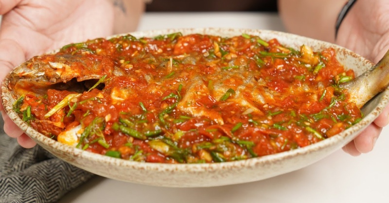 Cá chim sốt cà chua đậm đà, nước sốt sánh đỏ hấp dẫn