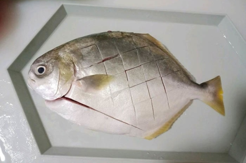 Sơ chế cá chim khứa thân trước khi sốt cà chua