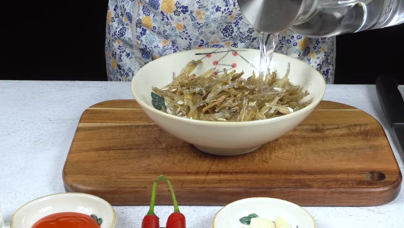 Sơ chế cá cơm khô