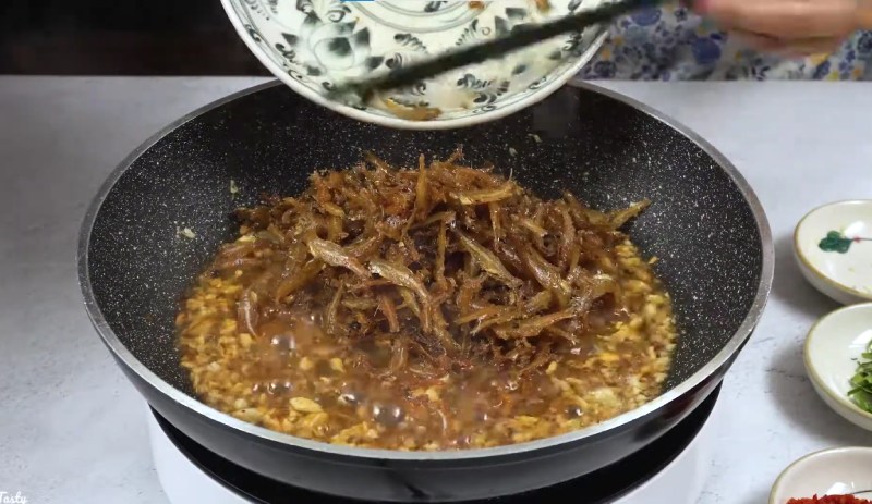 Công đoạn chiên và rim cá