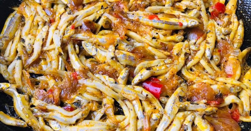 Cách nấu cá cơm kho tiêu đậm đà tại nhà