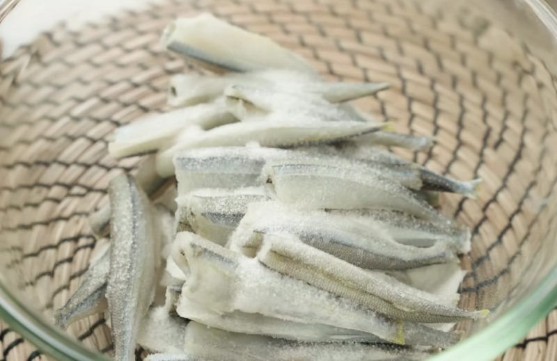 Ướp cá cơm với hỗn hợp gia vị