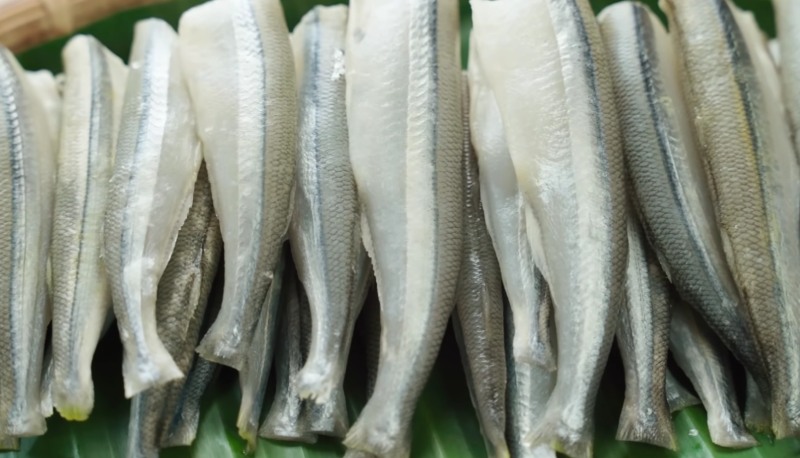 Sơ chế cá cơm bằng cách bỏ đầu và lấy ruột