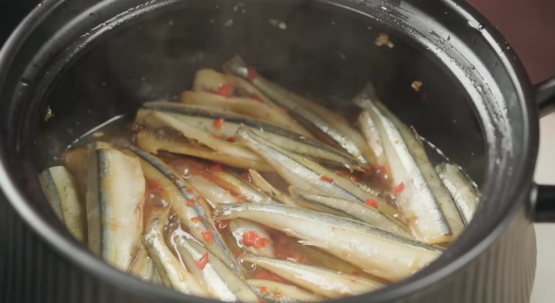 Công đoạn nấu cá cơm kho tiêu