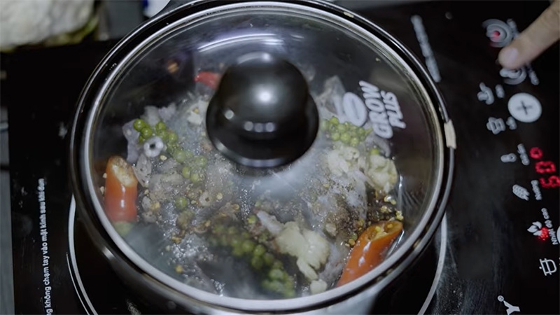 Kho cá dìa với tiêu trong nồi kín