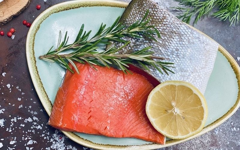 Cá hồi được sơ chế sạch sẽ với chanh