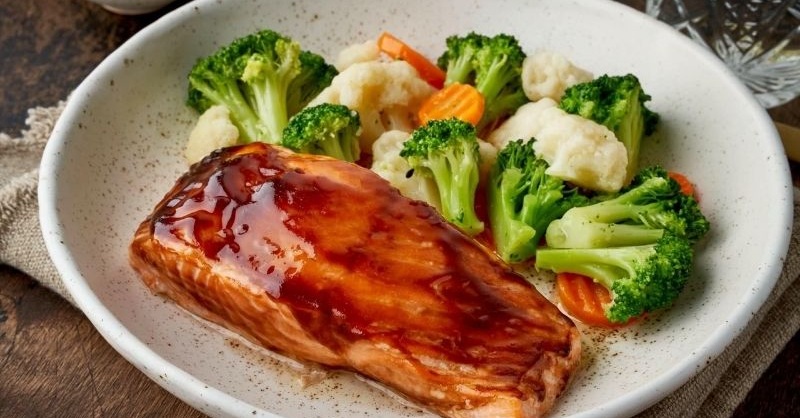 Cá hồi sốt teriyaki ăn kèm rau củ