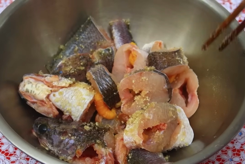Ướp cá lóc với gia vị kho tiêu