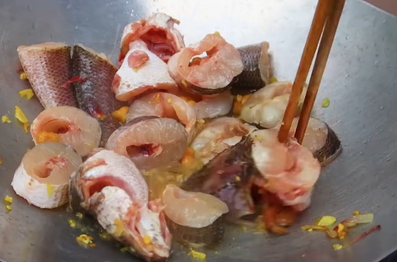 Xào cá lóc cho săn thịt