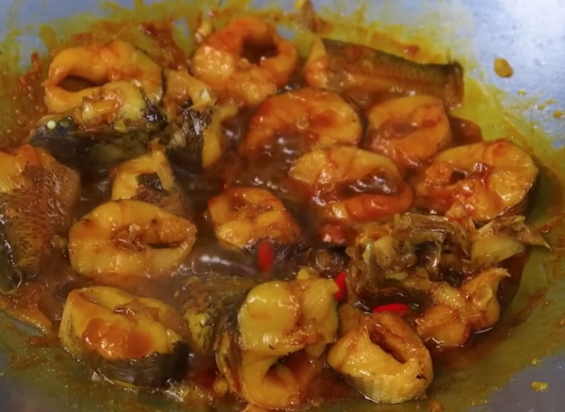 Cá lóc kho tiêu sôi sánh nước kho