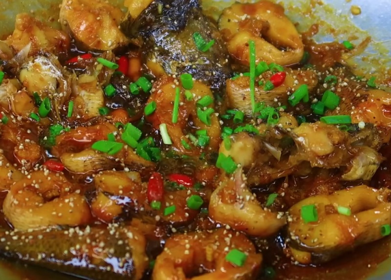 Cá lóc kho tiêu rắc hành tiêu hoàn thiện