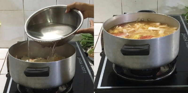 Đổ nước vào nồi nấu lẩu cá lóc măng chua trên bếp