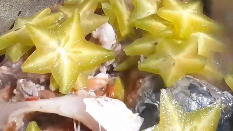 Công đoạn nấu canh cá chép với khế chua