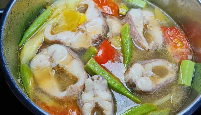 Canh chua cá basa sôi nhẹ