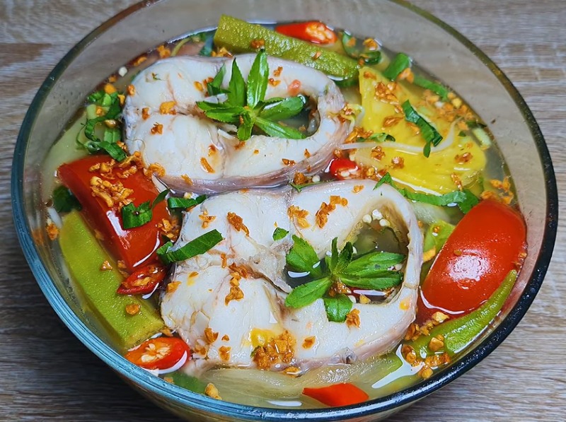 Canh chua cá basa bày tô, rắc hành ngò