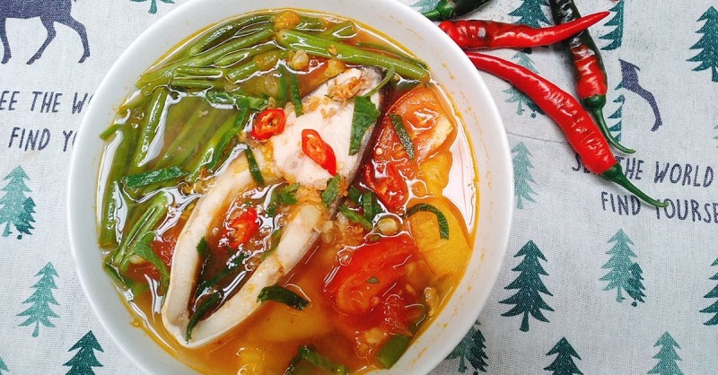 Canh chua cá chim nấu cà chua và thơm hấp dẫn