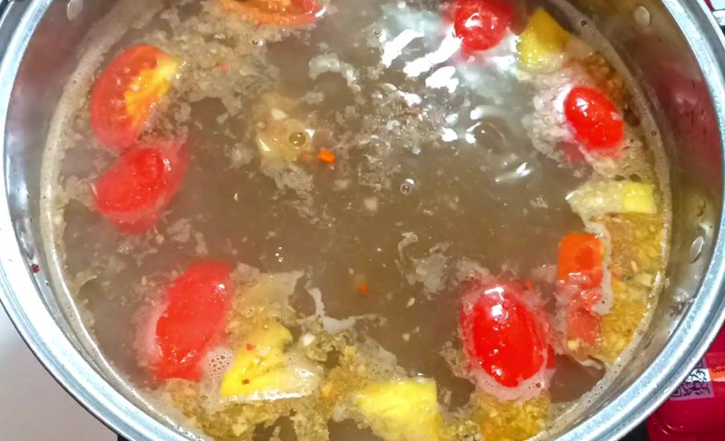 Công đoạn nấu canh chua cá cơm