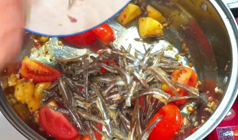 Xào nguyên liệu nấu canh chua cá cơm