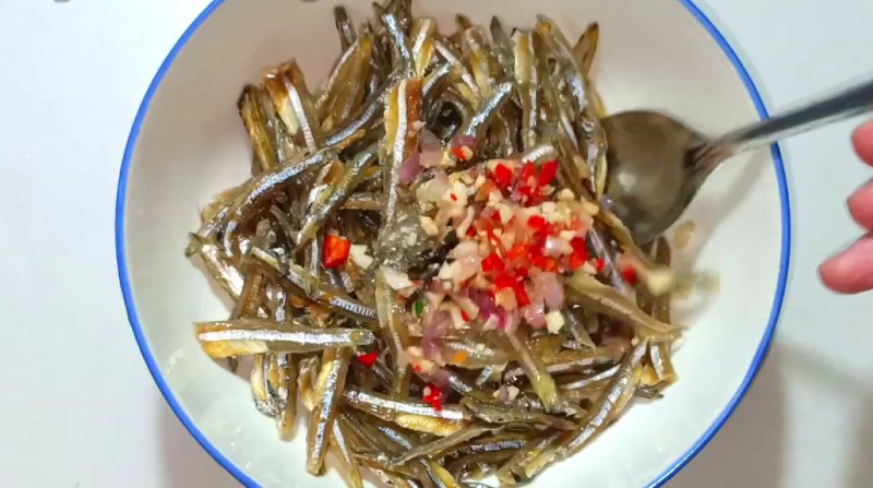 Ướp cá với hỗn hợp gia vị