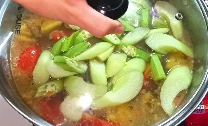 Cho đậu bắp và bạc hà vào nấu sôi lại