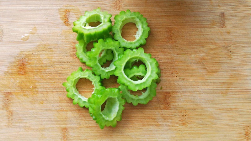 Khổ qua cắt khoanh tròn