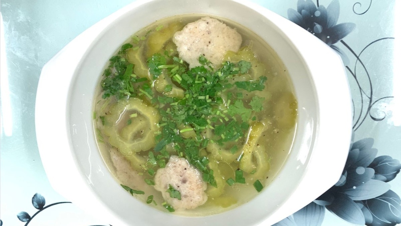 Canh khổ qua cá thác lác đã chín, rắc thêm hành ngò