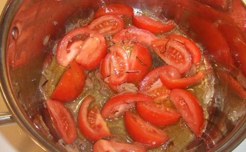 Phi cà chua làm nền nước canh ngót cá chim