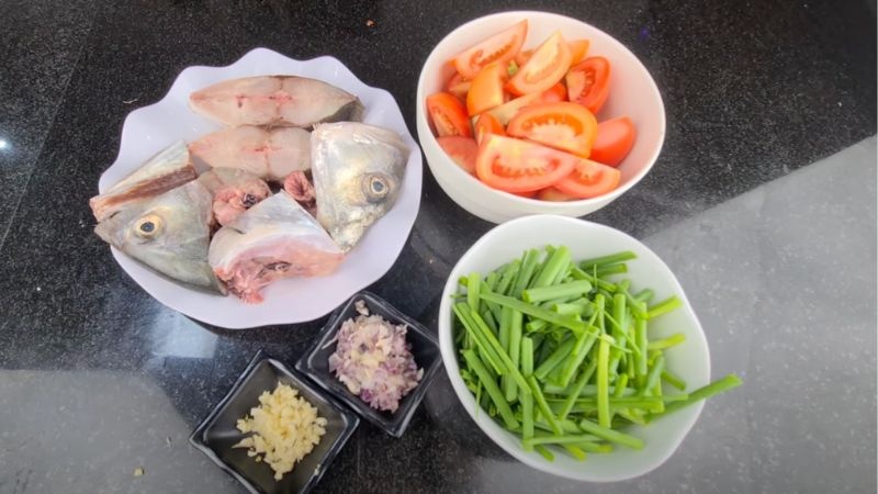 Sơ chế cá chim, cà chua, rau để chuẩn bị nấu ngót
