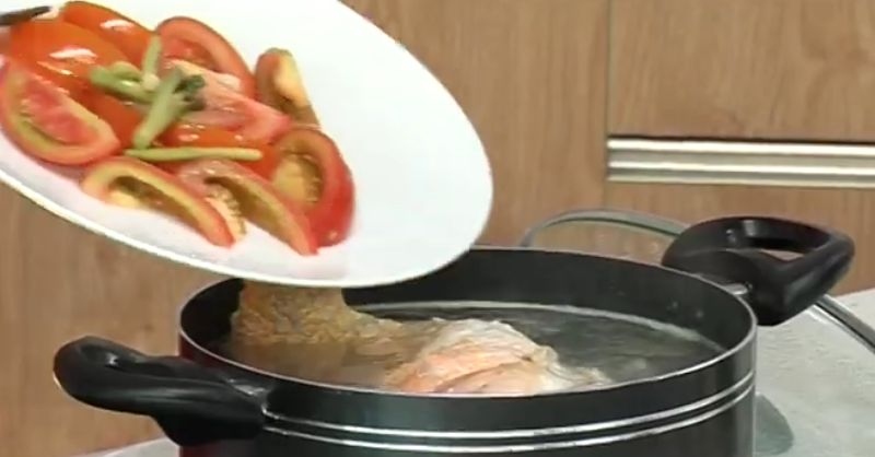 Cho cà chua vào nồi canh riêu cá chép