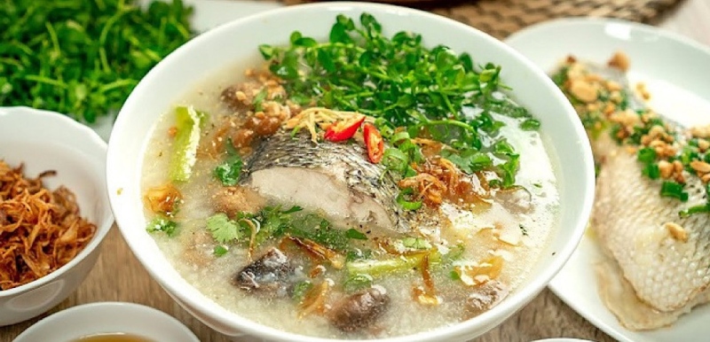 Cháo cá chép rắc hành ngò và tiêu xay