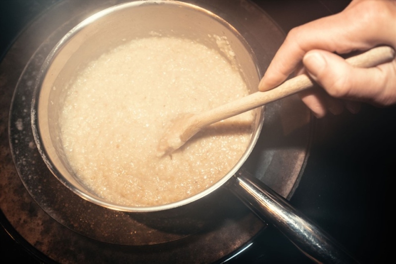 Khuấy nồi cháo gạo rang đang ninh nhừ