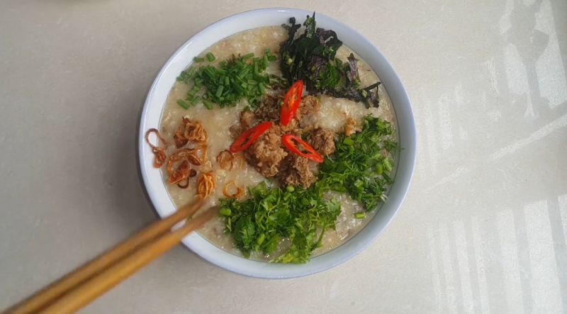 Cháo cá chép đậu xanh hoàn thành, rắc hành và tiêu