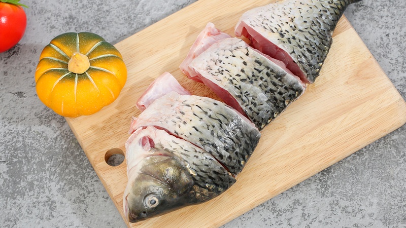 Cá chép cắt khúc sơ chế