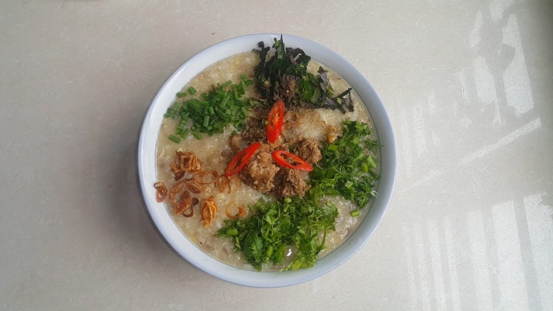 Cháo cá chép đậu xanh bày tô hoàn thiện