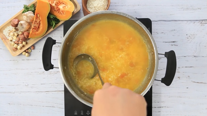 Nấu nồi cháo cá hồi bí đỏ