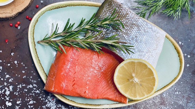 Cá hồi tươi phi lê chuẩn bị nguyên liệu nấu cháo cá hồi hạt sen cho bé