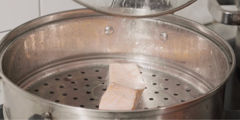 Hấp cá hồi chín mềm để nấu cháo cá hồi hạt sen không tanh