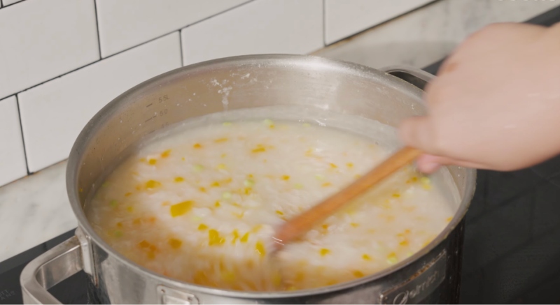 Nồi cháo hạt sen đang nấu sánh mịn trước khi cho cá hồi vào