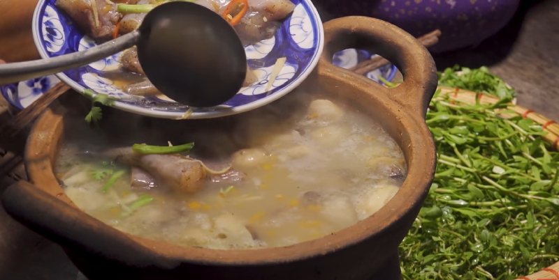 Múc cá khoai cho vào nồi cháo đang sôi