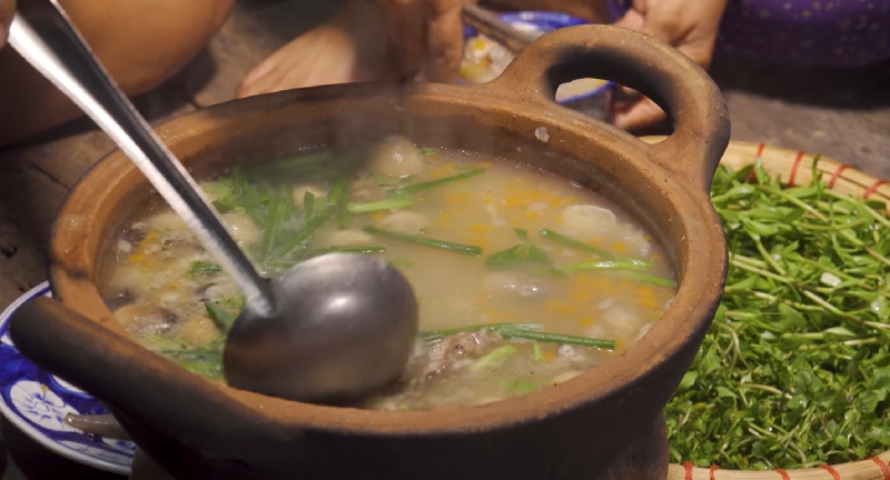 Hoàn thiện cháo cá khoai với hành lá và rau ăn kèm