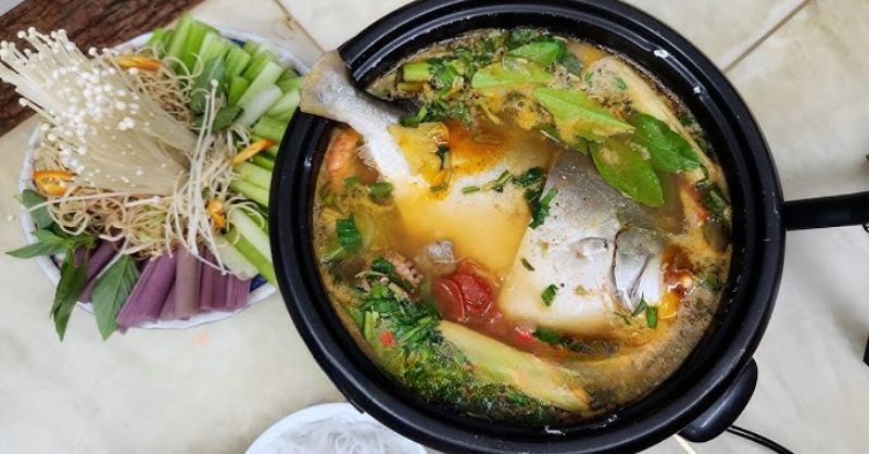 Lẩu cá chim trắng ăn kèm rau và nấm tươi