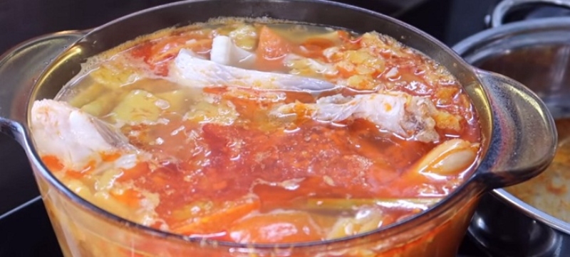 Nấu lẩu cá diêu hồng với nước dùng chua cay