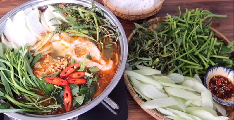 Lẩu cá diêu hồng ăn kèm rau và bún