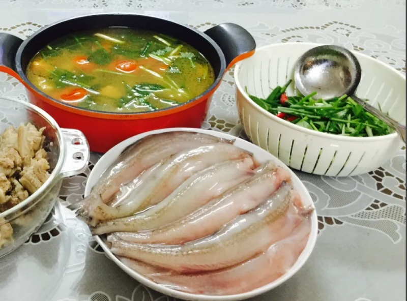 Bày nguyên liệu lẩu cá khoai trước khi ăn