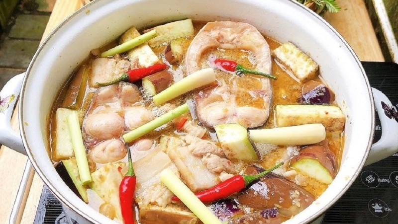 Lẩu mắm cá basa hoàn thành, nước lẩu đậm màu