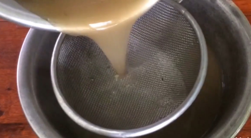 Lọc nước mắm cá lấy phần nước trong