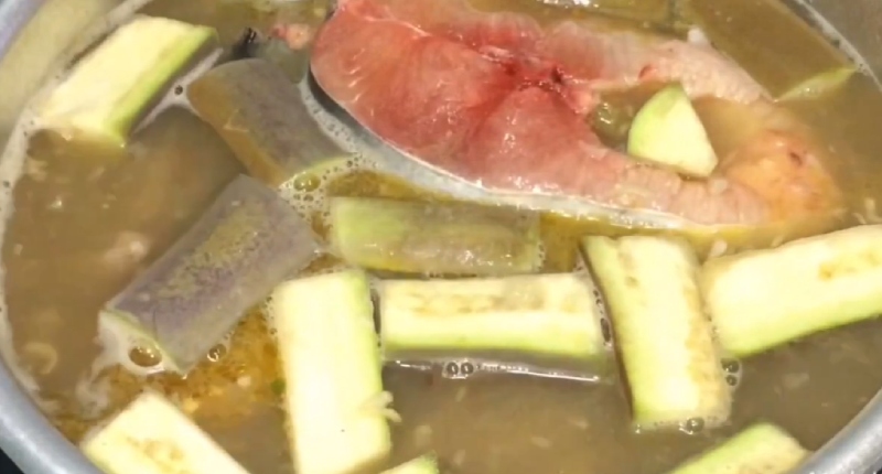 Nấu nước lẩu mắm với cá basa và rau