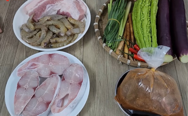 Chuẩn bị cá linh, tôm, thịt và rau nấu lẩu mắm