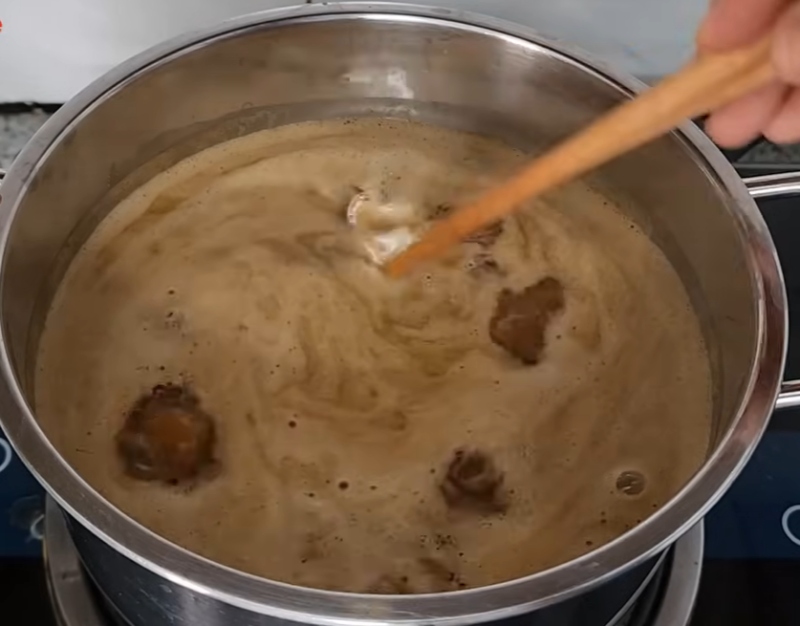 Nấu nước lẩu mắm cho tan và sánh mịn