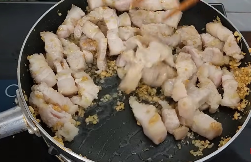 Xào thịt ba chỉ với tỏi